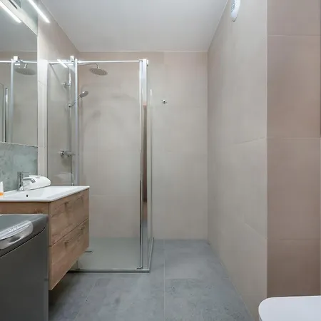 1-bedroom With Parking & Balcony By Renters