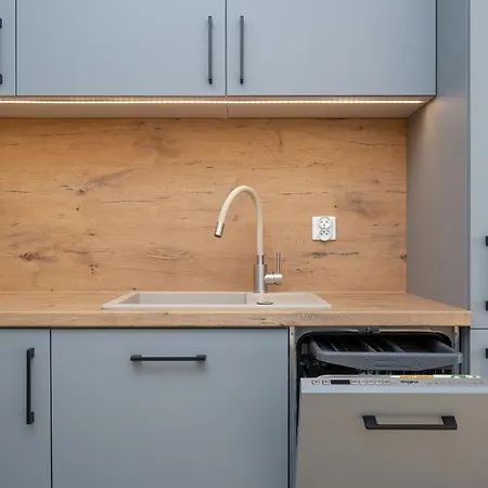 1-bedroom With Parking & Balcony By Renters Apartment