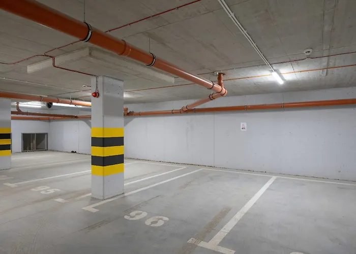 1-bedroom With Parking & Balcony By Renters Apartment