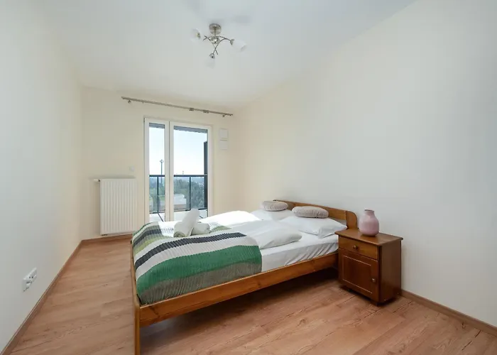 1-bedroom With Parking & Balcony By Renters Apartment